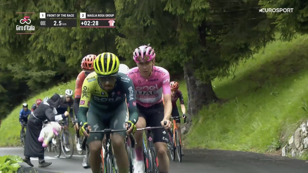 Accélération de Martinez. La mèche suit. #GirodItalia