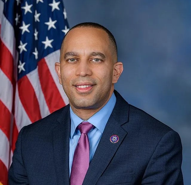 House Minority Leader Hakeem Jeffries condemns Justice Samuel Alito for upside-down flag, demands he recuse himself from Jan. 6 trials By Ashlee Banks, Special to the AFRO ow.ly/PjAn50RQIGb #justicealito #stopthesteal #democraticlawmakers #upside-downflag
