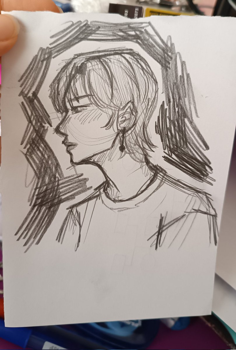 I had a piece of paper in hand so i started drawing cause i was bored and made a really messy sketch in a few minutes i honestly didnt intend it to be this good it was supposed to be a scribble ig but i liked it so here it is lol