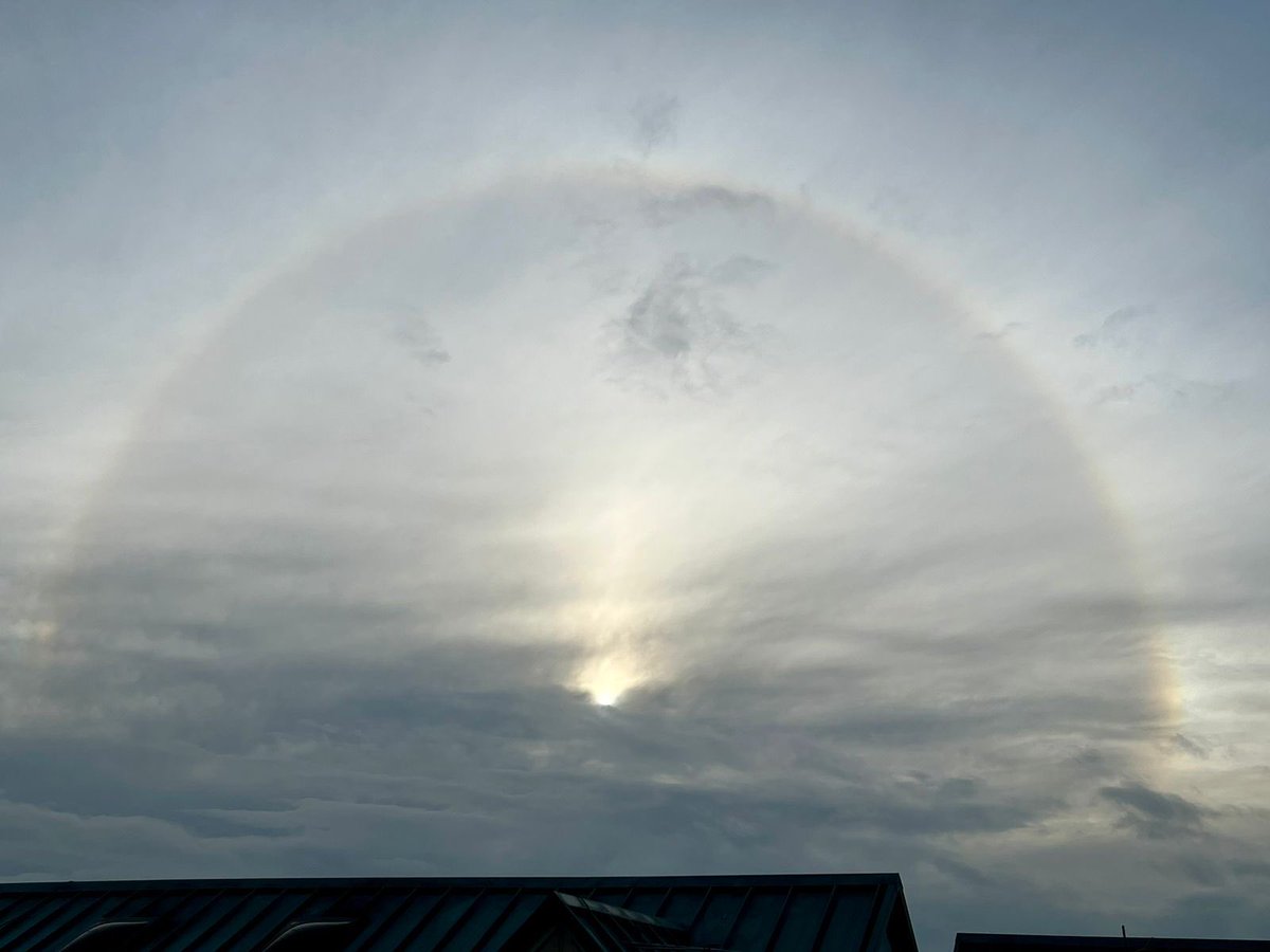 🇪🇨 #Quito | Esta mañana se divisó un espectacular #HaloSolar en la capital del #Ecuador, el mismo no es común verlo a primeras horas de la mañana (salvo con condiciones específicas como hoy). ☀️📸

Créditos: @davidbalarezo 📍UIO