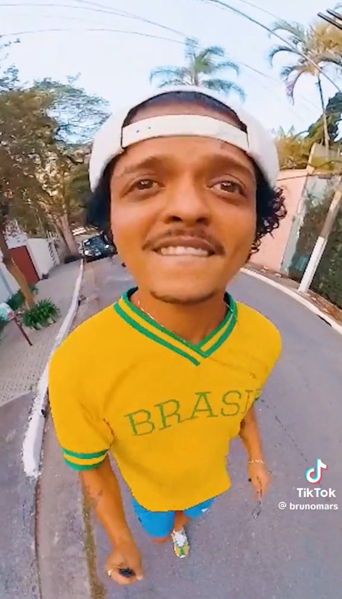 Coisadefifi's tweet photo. Minha mente a todo momento:

Come to Brazil
Bruno come to Brazil 
Bruninho Bruninho 

Bruno Mars https://t.co/IDqr1nnmxm