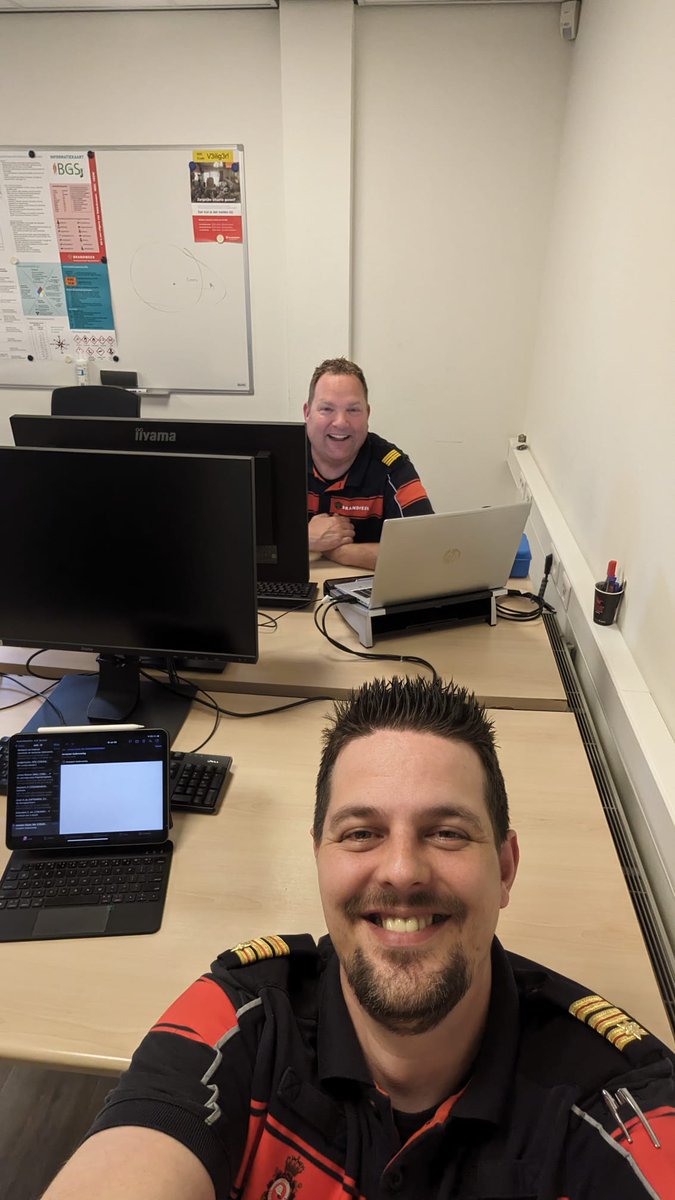 DannyRoer's tweet photo. Dagje #Heerhugowaard eerst gezamenlijk aan de bak als Pc100/200/300 om vervolgens als vanouds weer eens een kantoor te delen. :) #ovdb #nhn #brandweer #kmb https://t.co/2CnLsKYwKz