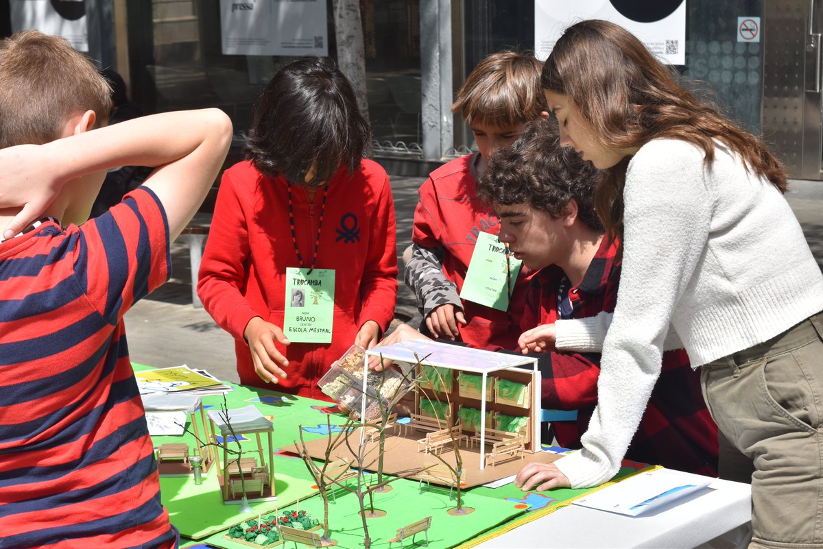 Uns 200 alumnes de primària i secundària de 19 centres de la ciutat participen en la 12a Trobada de Comitès Ambientals d'Alumnes de #SantFeliu.

🗓️Dijous 23 de maig
📌Pl. Vila, Palau Falguera i Parc del Llobregat

➡️Més informació: shorturl.at/1FZXB
