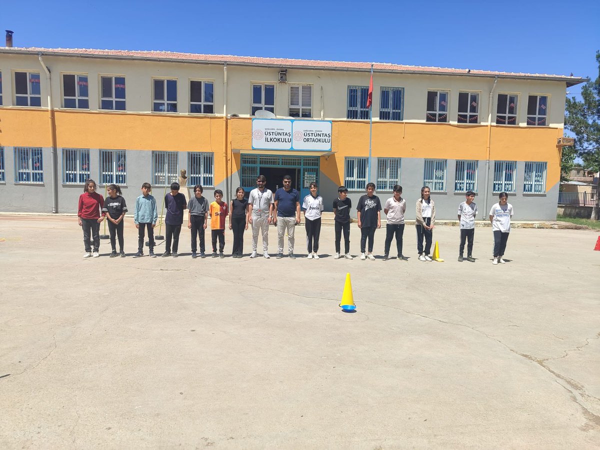 Üstüntaş’ta final heyecanı😎
Bir süredir devam eden turnuvamızın bugün finalini yaptık. Emeği geçen beden eğitimi öğretmenimiz Sezai Kaska’ya ve okul idaremize teşekkür ederiz.🏆 🥳 <a href="/sanliurfamem63/">ŞANLIURFA MEM</a> <a href="/siverekmem/">Siverekmem</a> <a href="/bagci1979/">ismail bağcı</a>