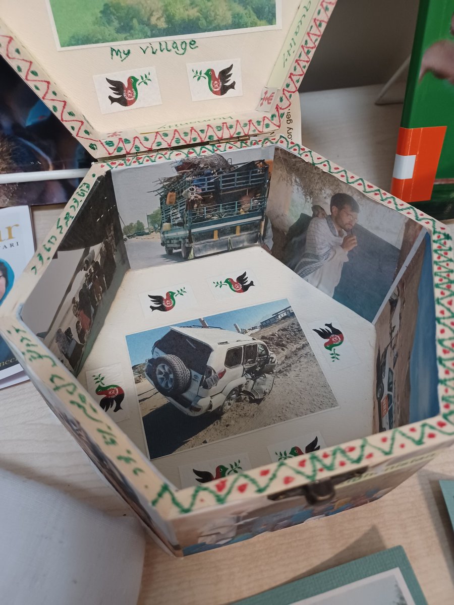 KirkleesCI's tweet photo. Children from Howard Park School are learning about Mohsen's story. Why is it important to share stories? To get to know people, respect each other &amp; be grateful for the education we have in this country. 
#Carrymystory
#KirkleesWelcomes
#HowardParkCommunitySchool
#Cleckheaton https://t.co/Y3XuJVhgbU