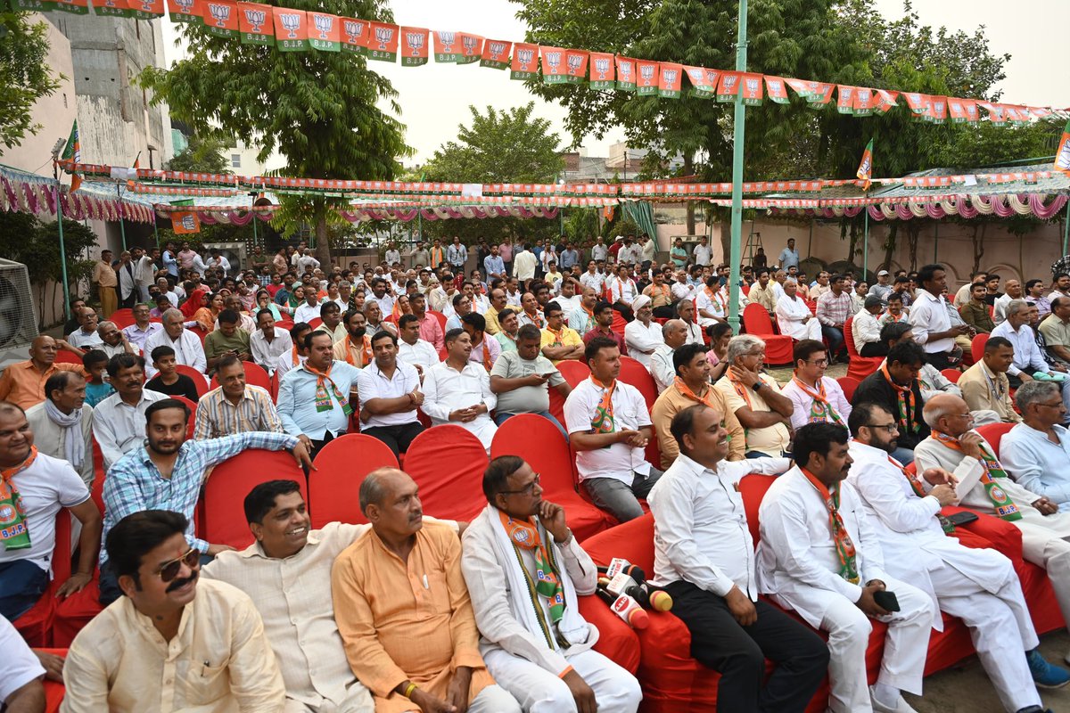 अपने लोकसभा के दयालपुर, मुस्तफ़ाबाद विधानसभा में आयोजित विशाल गुर्जर सम्मेलन को संबोधित कर आशीर्वाद माँगा..समाज के लोगों में मोदी जी के प्रति गज़ब का उत्साह है.. 2024 का लोकसभा चुनाव दो विचारधाराओं की लड़ाई है..एक तरफ़ राष्ट्रवादी विचारधारा वाली भाजपा है, वहीं दूसरी तरफ़ टुकड़े