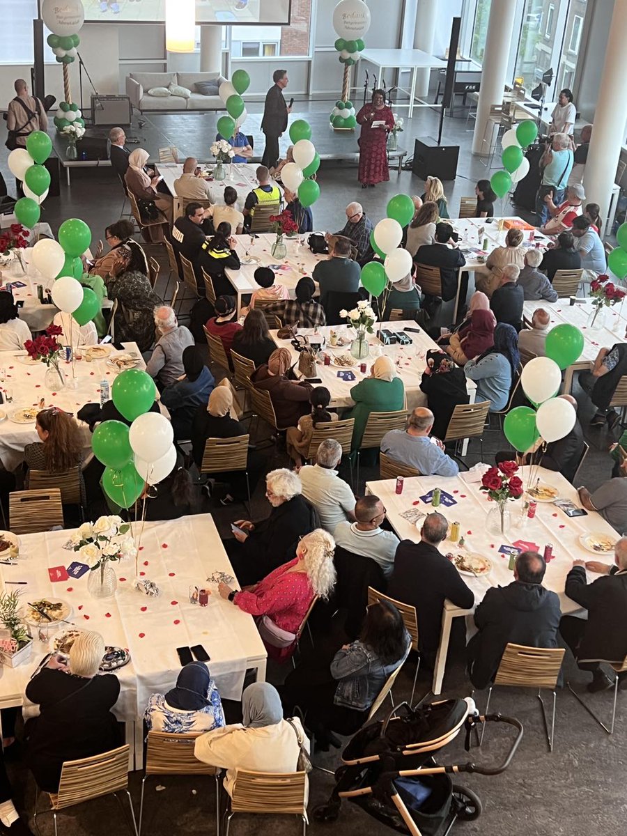 ✌️Volle bak, ruim 100 bewoners en wijkwerkers zijn bij elkaar voor de stuurgroep veilig in Hillesluis in RVC De Hef. Ook neemt de wijk afscheid van burgemeester Aboutaleb. 🎉

#TeamHillesluis