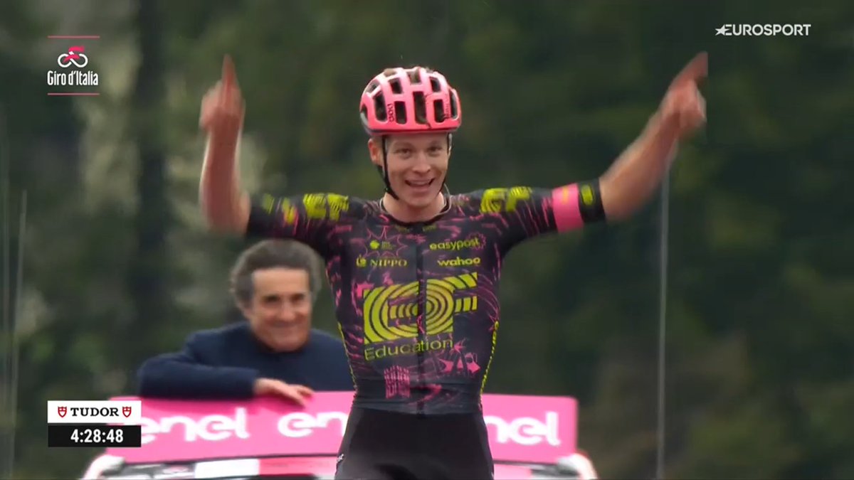 Georg Steinhauser (EF Education - Easy Post) lève les bras sur cette 17e étape du Tour d'Italie ! L'Allemand (22 ans) décroche sa première victoire pro après avoir effectué les 34 derniers km en solitaire. 3e dimanche dernier, il a été récompensé dès son premier Grand Tour. #Giro