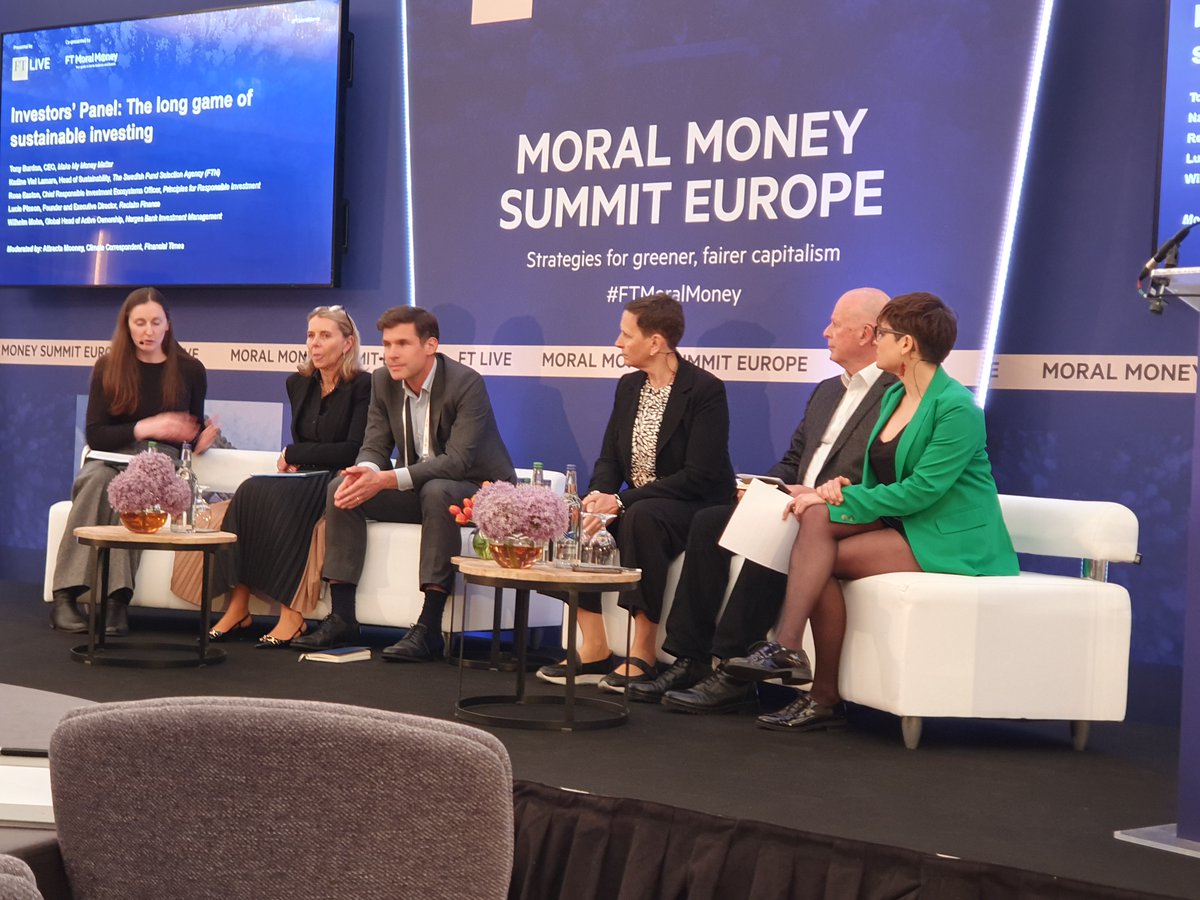 What is @MarkJCarney's 'tragedy of the horizon', and how is it linked to climate change and finance?
At @ftmoralmoney Summit today, Lucie Pinson, founder of Reclaim Finance, used it to highlight the tension between short & long-term interests for asset owners & asset managers. 🧵