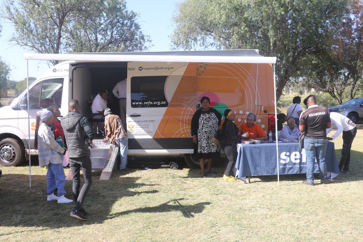 DSBD_SA's tweet image. The Deputy Minister for Small Business Development, Ms Dipuo Peters led a Ministerial Imbizo at Magareng Local Municipality in the Francis Baard District Municipality, Northern Cape Province.
#Imbizo #DSBDUpliftingInformalSMMEs