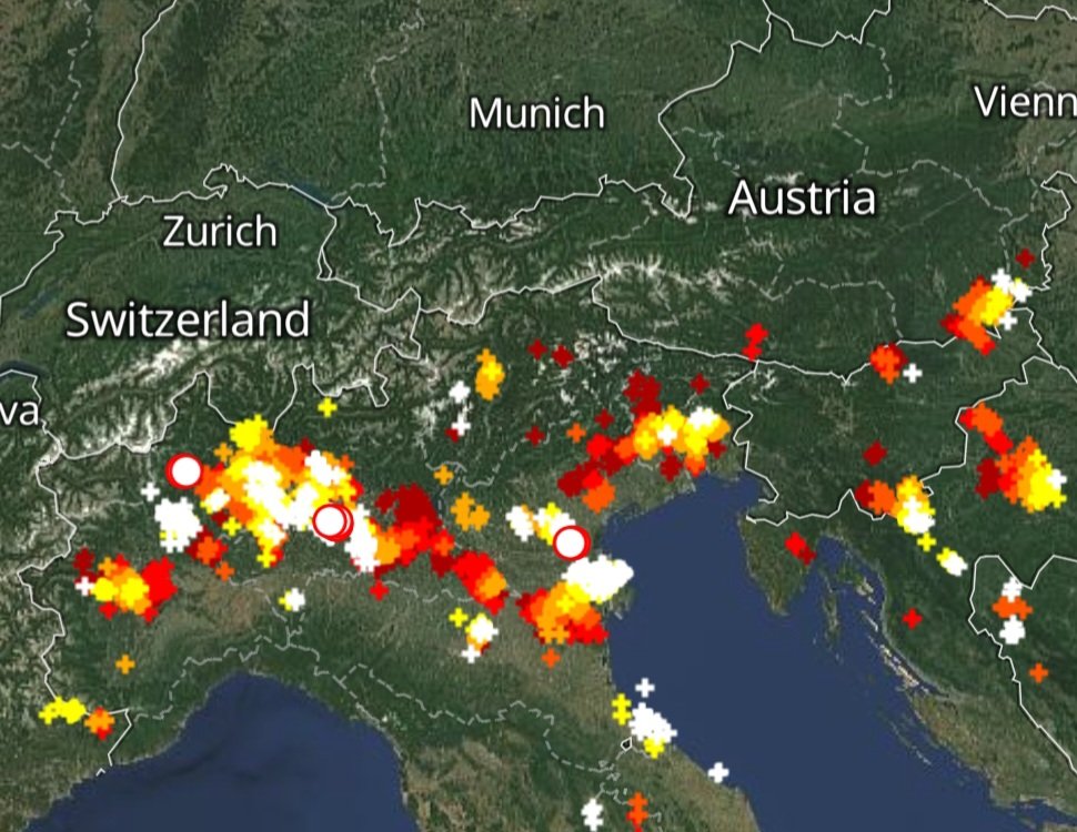 What a busy afternoon in the Po plain and the southern Alps. Scattered storms interesting all the area, locally supercells have been reported as well as some small hail showers.