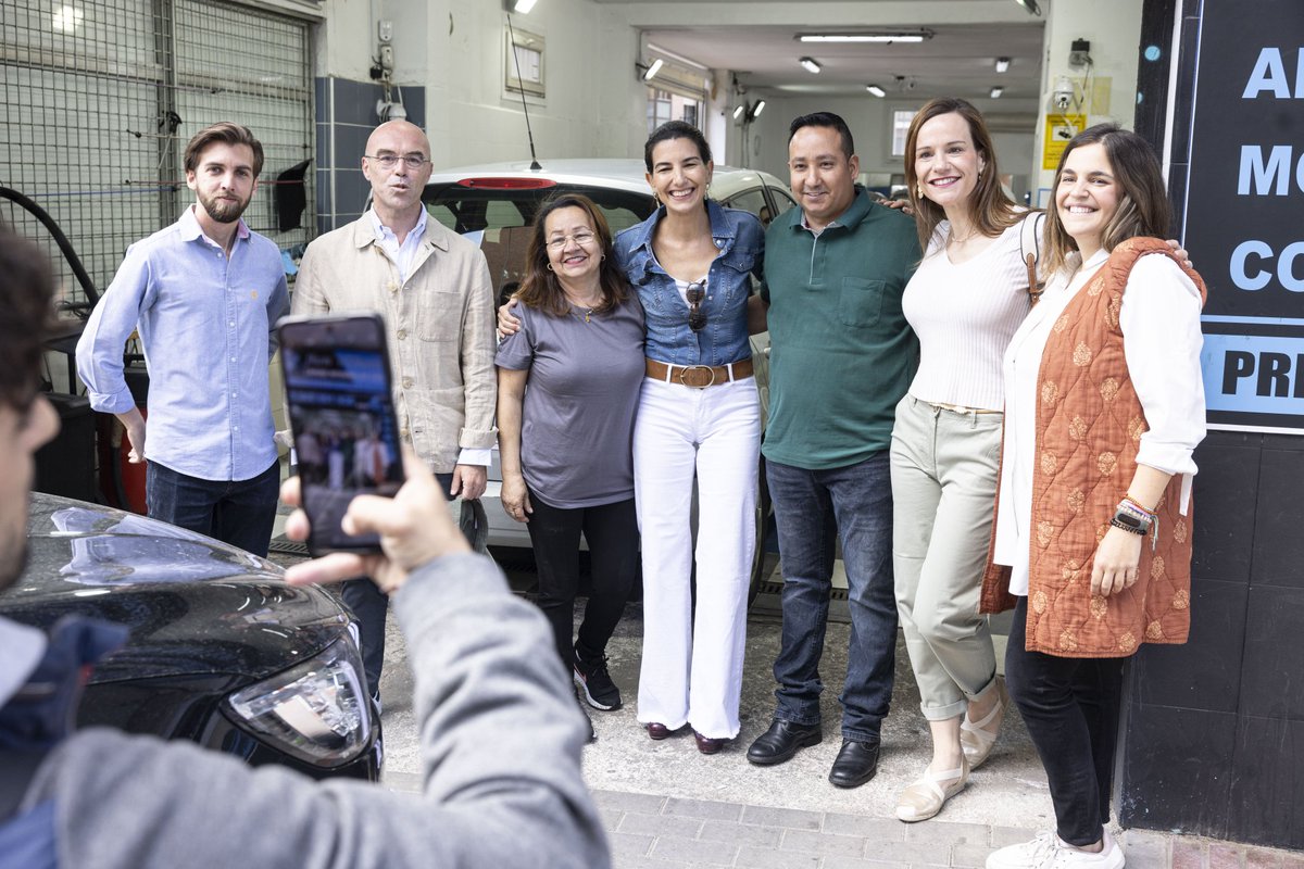 Hoy hemos tenido la enorme suerte de recibir en Fuenlabrada a nuestro candidato a las elecciones europeas, @Jorgebuxade y a nuestra Presidente de Madrid @monasterioR. Han podido conocer de primera mano las consecuencias de la gestión de 45 años de socialismo. Pero hay esperanza.