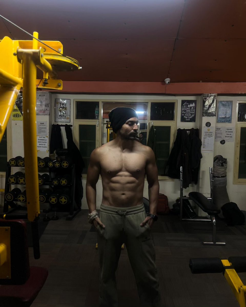 #GurmeetChoudhary's dedication to fitness is evident—14 years without a samosa despite loving them! 🎥 Filming daily but never neglecting workouts and diet. 💪 . . . . #talkingbling