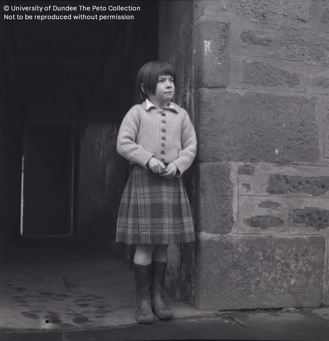 #ThrowbackThursday From The Peto Collection, a 1959 #photograph taken in #Dundee of a young girl standing at the end of a close. We are not sure of the exact location #Archives #DundeeUniCulture
