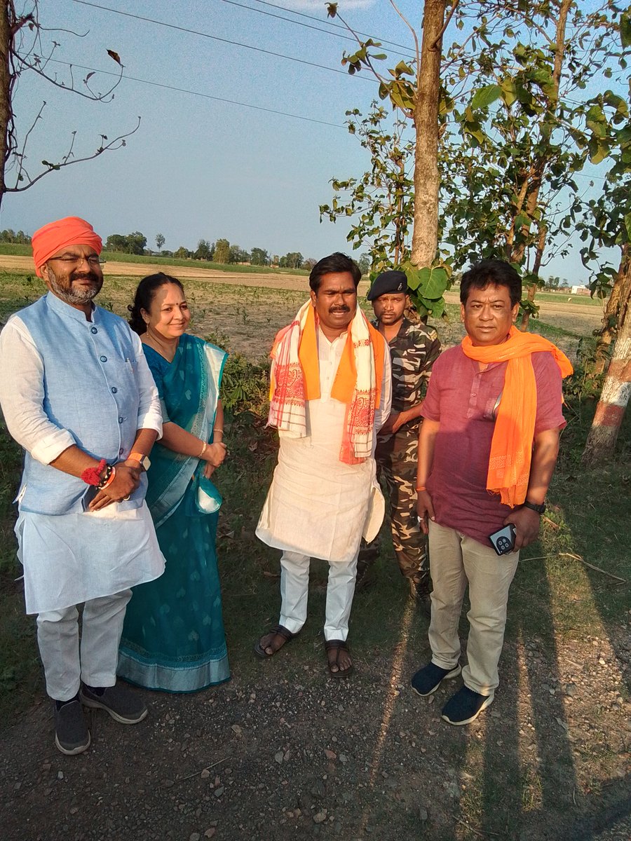 HembromNikki's tweet photo. लोकसभा चुनाव प्रचार के दौरान राज्य सभा के माननीय सांसद भाजपा ST मोर्चा के सम्मानित अध्य्क्ष श्री समीर उराँव जी से चम्पारन में मिलना हुआ #LokSabhaElection2024  #modikigurantee  #AbkiBaar400Paar  #samratchoudhary  #samiroran https://t.co/JJHpzZOaBV