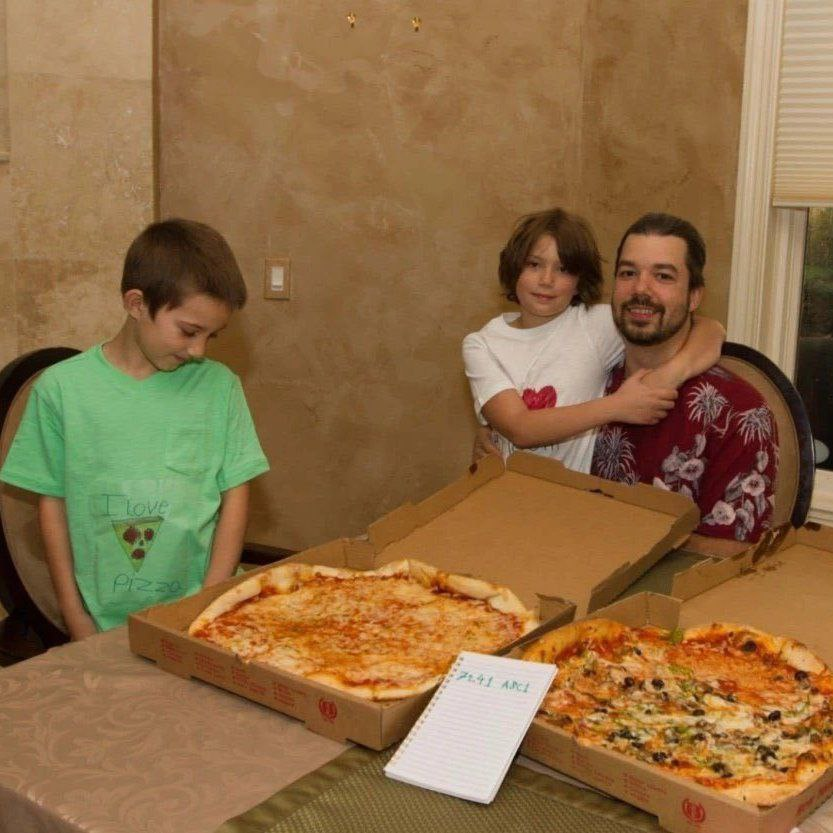 ABD'de yazılımcı olan Laszlo Hanyecz, bundan 14 yıl önce 10.000 Bitcoin ödeyerek 2 adet pizza siparişi vermişti.