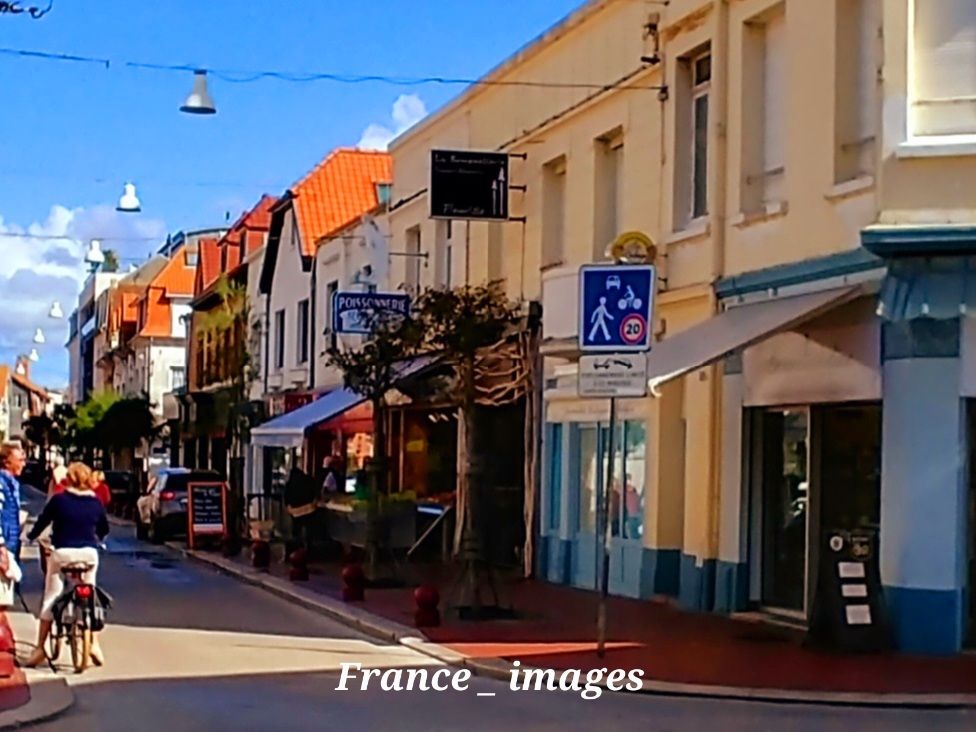 A street in the resort of Le Touquet in Northern France 

#France 🇨🇵 #travel our #PhotoofTheDay buff.ly/4dvAwV2