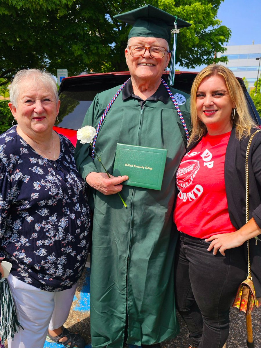 #OaklandCounty Career and Education navigators stopped by @OCCollege over the weekend to see 79-year-old veteran Victor Lyman walk across the stage and receive his degree. Congratulations Victor! Read his story below. 👇#Oakland80