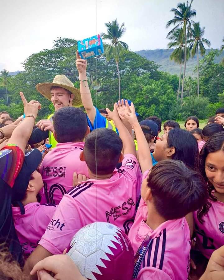 El famoso youtuber y multimillonario estadounidense @MrBeast se encuentra de visita en El Salvador. Lo cual destaca el clima de seguridad que el Presidente @nayibbukele ha logrado establecer.