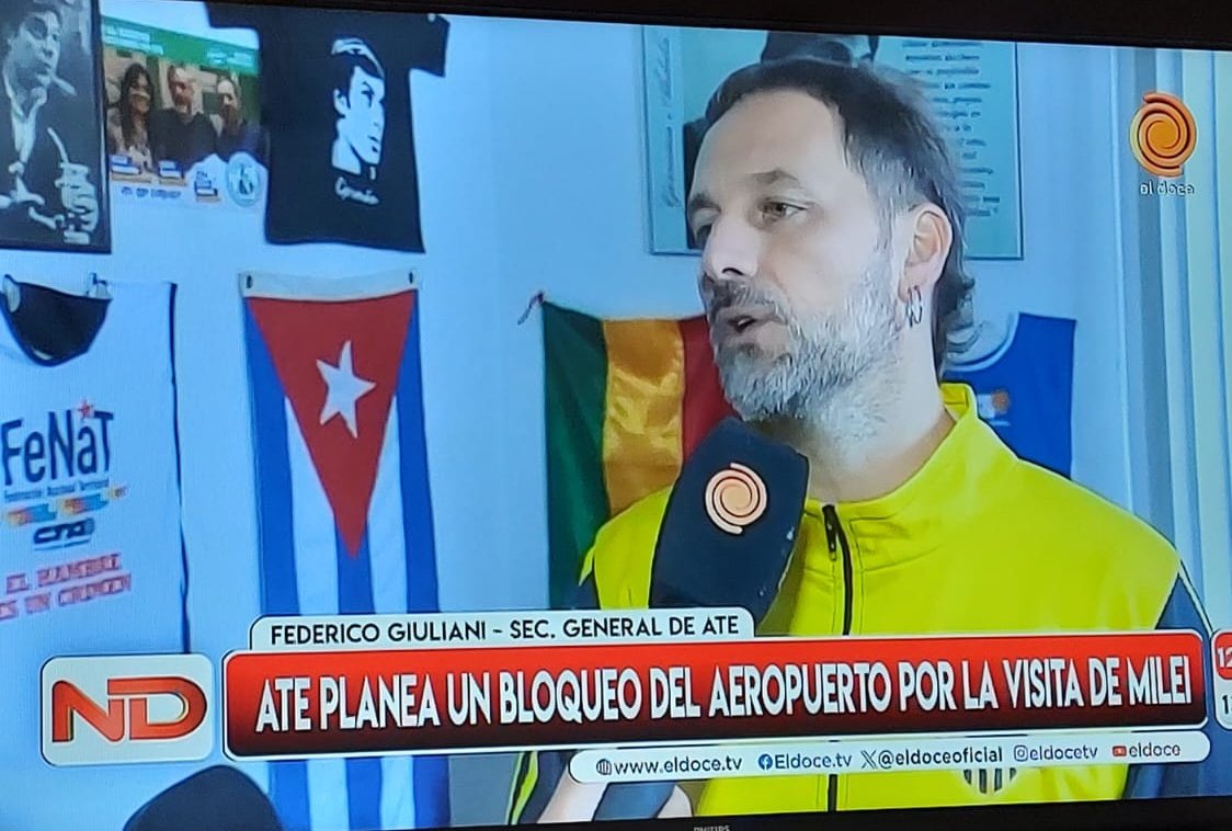 El secretario general de la ATE tiene la bandera de Cuba y la de Bolivia en la casa pero no la argentina 
Estos son los que bloquean aeropuestos y cortan el país 'por la patria' kjj