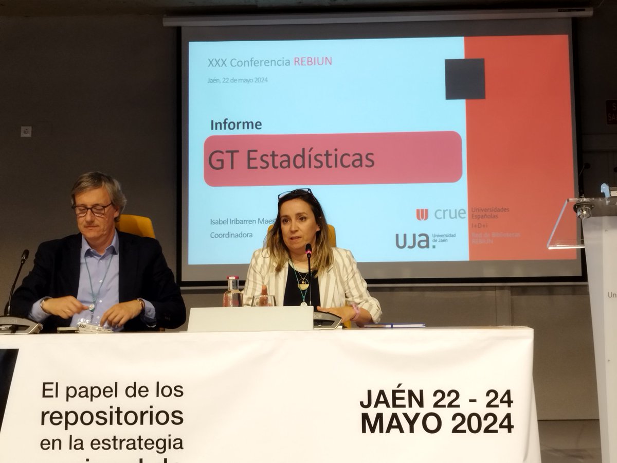@BibliotecaUCLM Isabel Iribarren, directora de la @unavbiblioteca y coordinadora del #GTEstadísticasREBIUN presenta el informe del grupo.