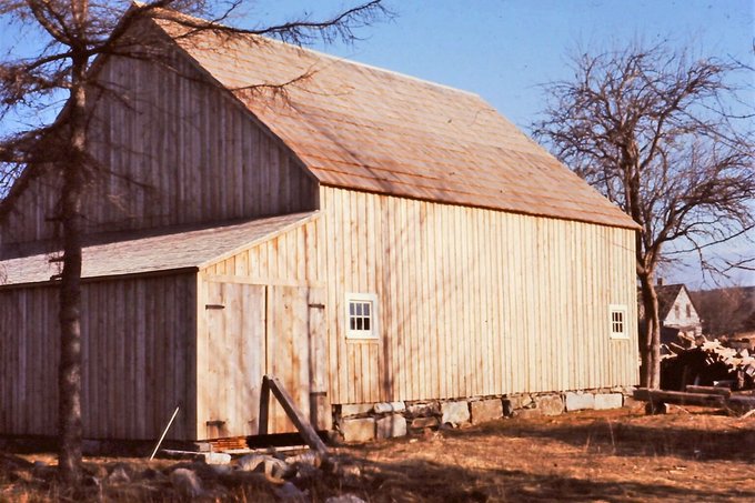 An industrial building that stimulates lots of affection is the barn, says Stephen Archibald, and he captured this one back in 1974. Don't miss his Old Album series of photo essays: halifaxbloggers.ca/noticedinnovas… #NovaScotia #architecture #design #history #vintage @Cove17