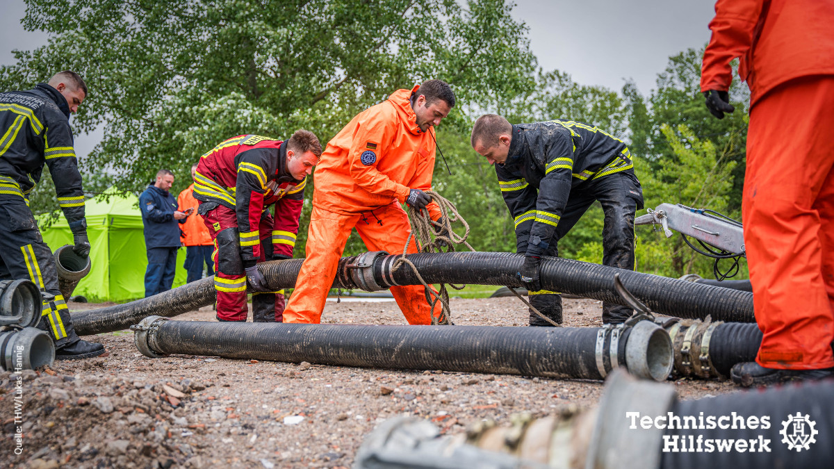 Aktuell sind noch rund 500 #THW-Helferinnen und -Helfer in den Hochwassergebieten an Saar, Mosel und Rhein im Einsatz. Sie #pumpen Wasser ab, beseitigen Schäden, überprüfen Pegelstände und beraten Einsatzleitungen.