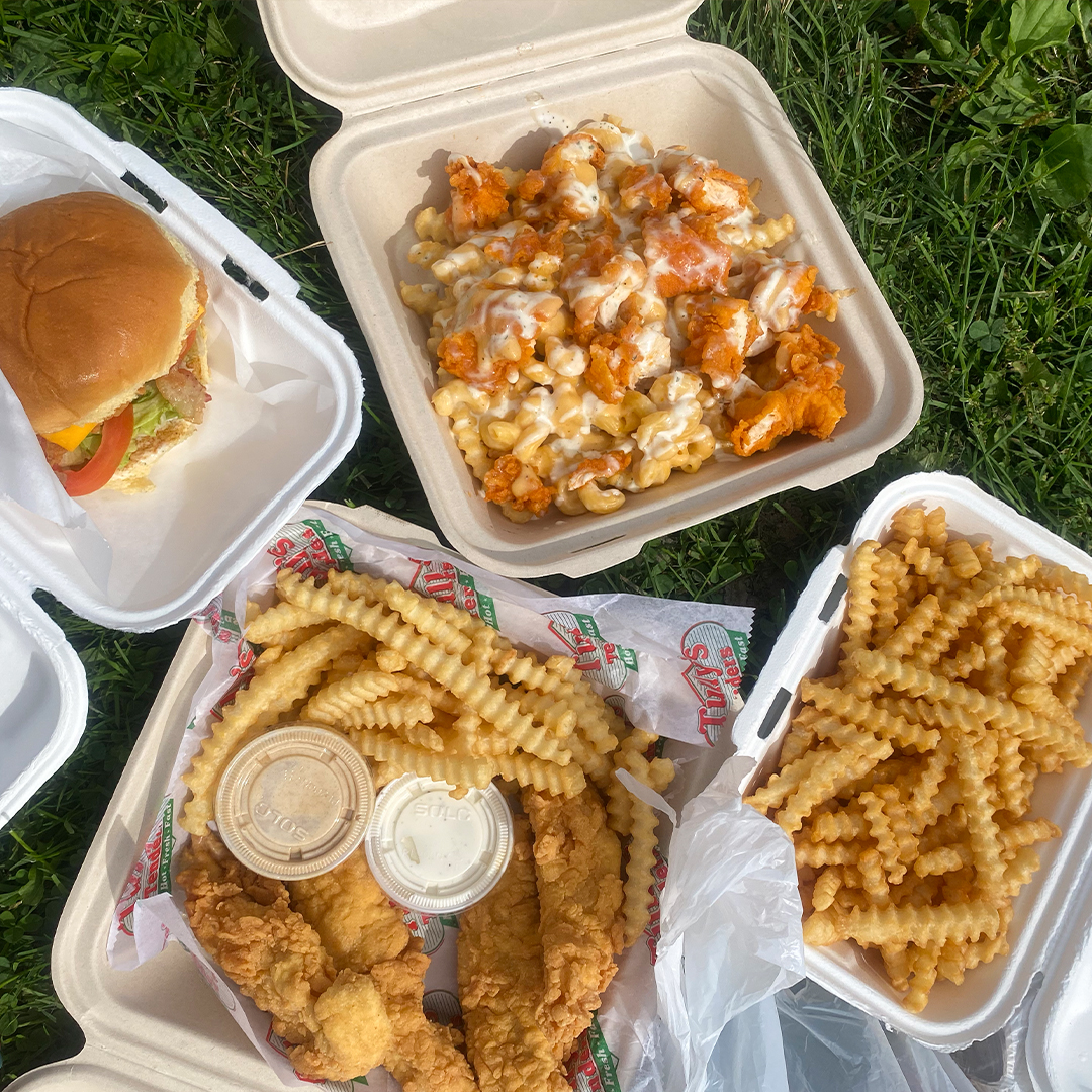 Grab your pals for a Tully’s Tenders picnic🧺
.
.
.
.
#tullystenders #tenders #chickentenders #buffalotenders #asiantenders #oswegony #drivethru #eatlocal