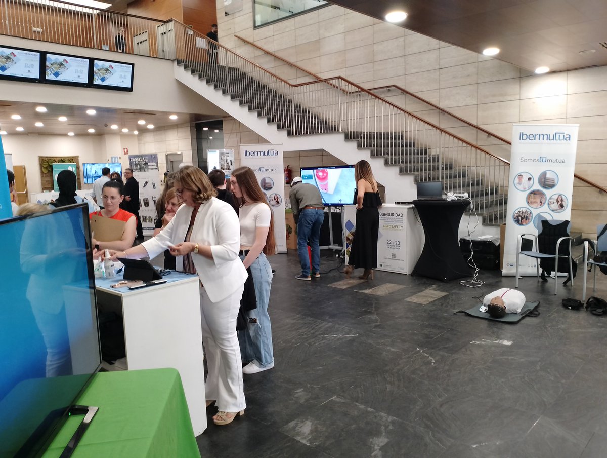 FERIASJAEN's tweet photo. 📢ESTÁ PASANDO ||  La Jornada de la tarde de #Agroseguridad en #Ifeja celebra diversos talleres en los que participan @Fremap_Mutua @Asepeyo @Ibermutua @MutuaFM @MCMUTUAL #prevor @quironPREV @JaenJunta  relacionados con demostraciones y microexperiencias. https://t.co/Jmu1KOLZit