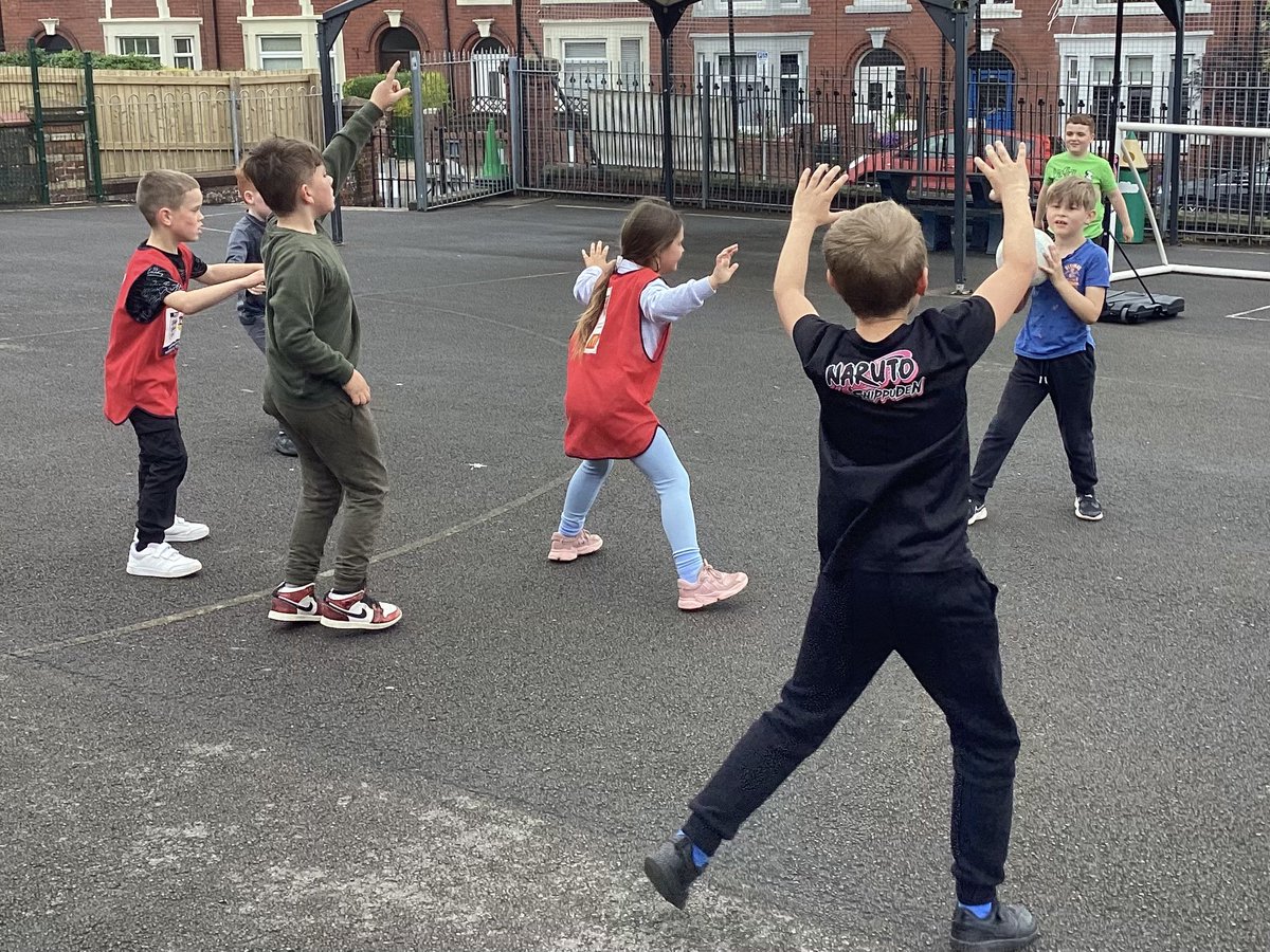 highstreetps's tweet photo. #hspsY3 enjoyed a game of #netball today. Brilliant teamwork from everyone. Blwyddyn 3 wedi mwynhau chwarae pel rwyd heddiw. Roedd yna waith tรฎm gwych gan bawb. https://t.co/5KbRw0l2Eh