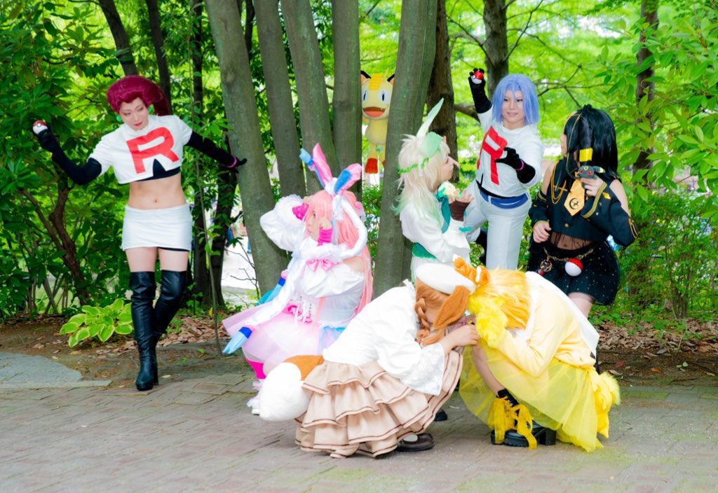 tomatomatoooma's tweet photo. 【ポケットモンスター】※コスプレ

「イーブイと仲間がいっぱいいるニャ」

「「絶対捕まえる！！」」

ムサシ
コジロウ（@R_Godofdeath 
ニャース
イーブイ🐾(@Candy1753 
サンダース⚡️(@19hideno 
ブラッキー🌙(@yuyucos_0104 
リーフィア🌱(@k0kuu 
ニンフィア🎀(@umeko_0209 

📷@rurounin80 https://t.co/Jn03IjBzMn