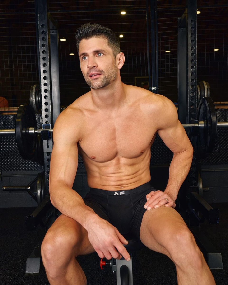 GossipRoomOff's tweet photo. James Lafferty alias Nathan Scott dans "Les Frères Scott", aujourd’hui âgé de 38 ans ! 💪🏀 https://t.co/eC4bRdgofK