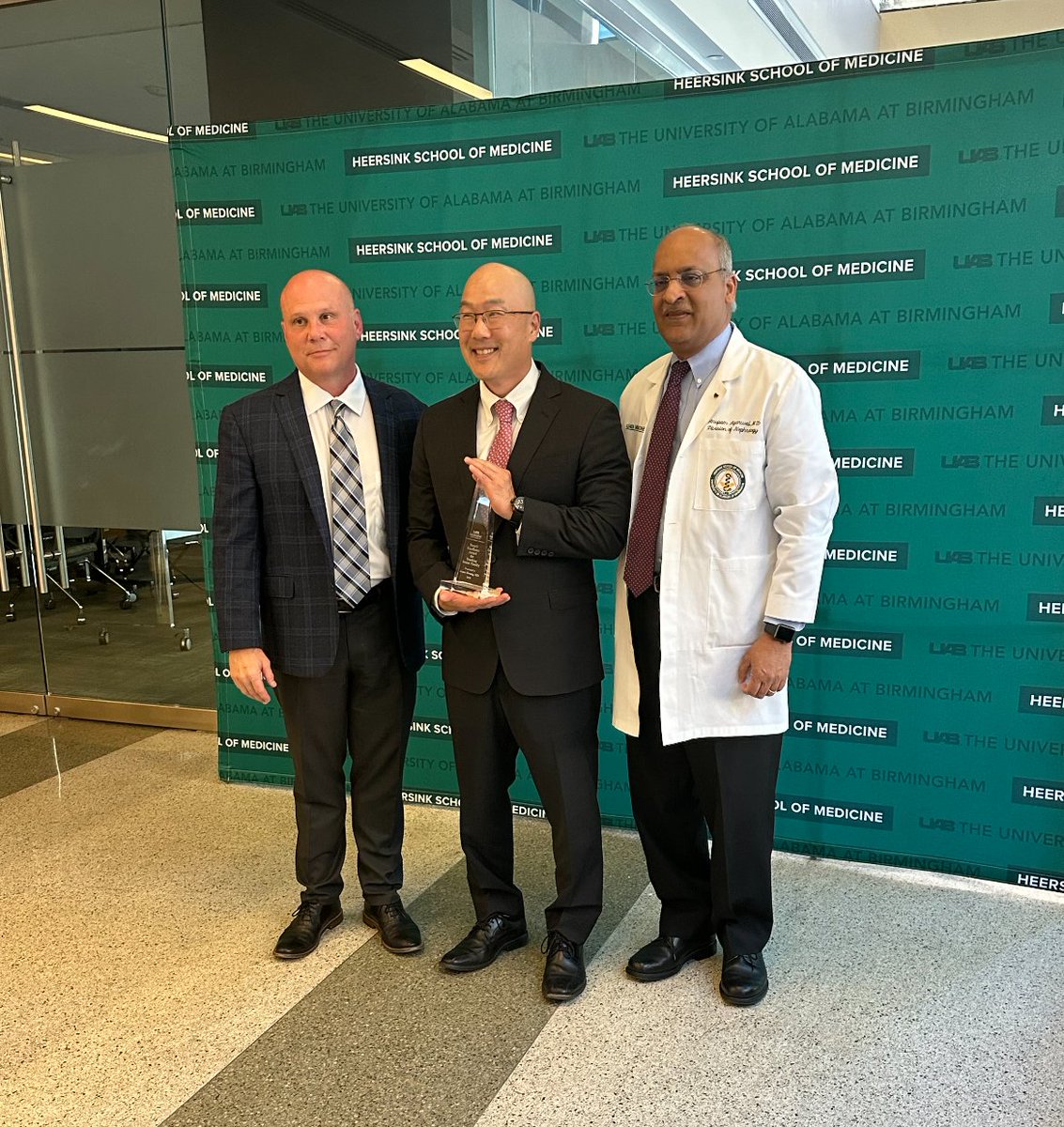 We are so proud of Dr. James Hwang for receiving the @UABHeersink 2024 Dean's Excellence Award in Teaching! Hwang is a #burnsurgeon & UAB's Burn Center Director. Read about his proven passion for training the next generation of surgeons: uab.edu/medicine/news/… #UABBurn