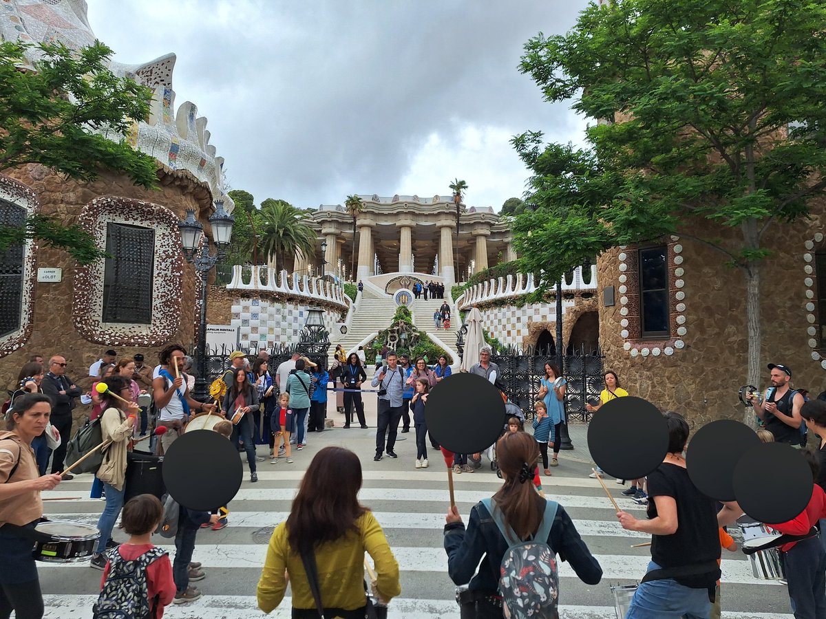 Comença concentració-batucada contra la privatització del Parc Güell, denunciant el despropòsit de la desfilada de @LouisVuitton. Un capítol més del procés d'expulsió dels nostres barris que promou el sr @jaumecollboni i els seus amics.