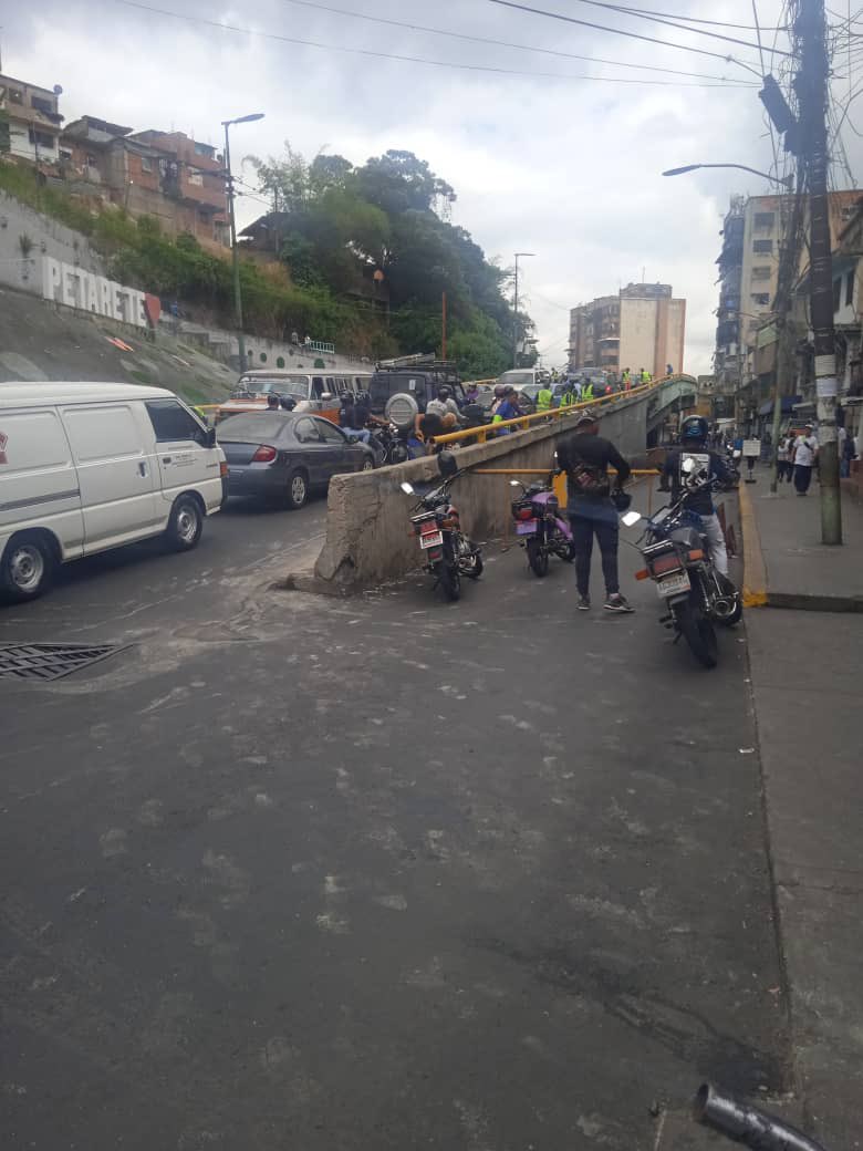 11:30 AM | Cerrado el paso vehicular por debajo del puente de #Petare