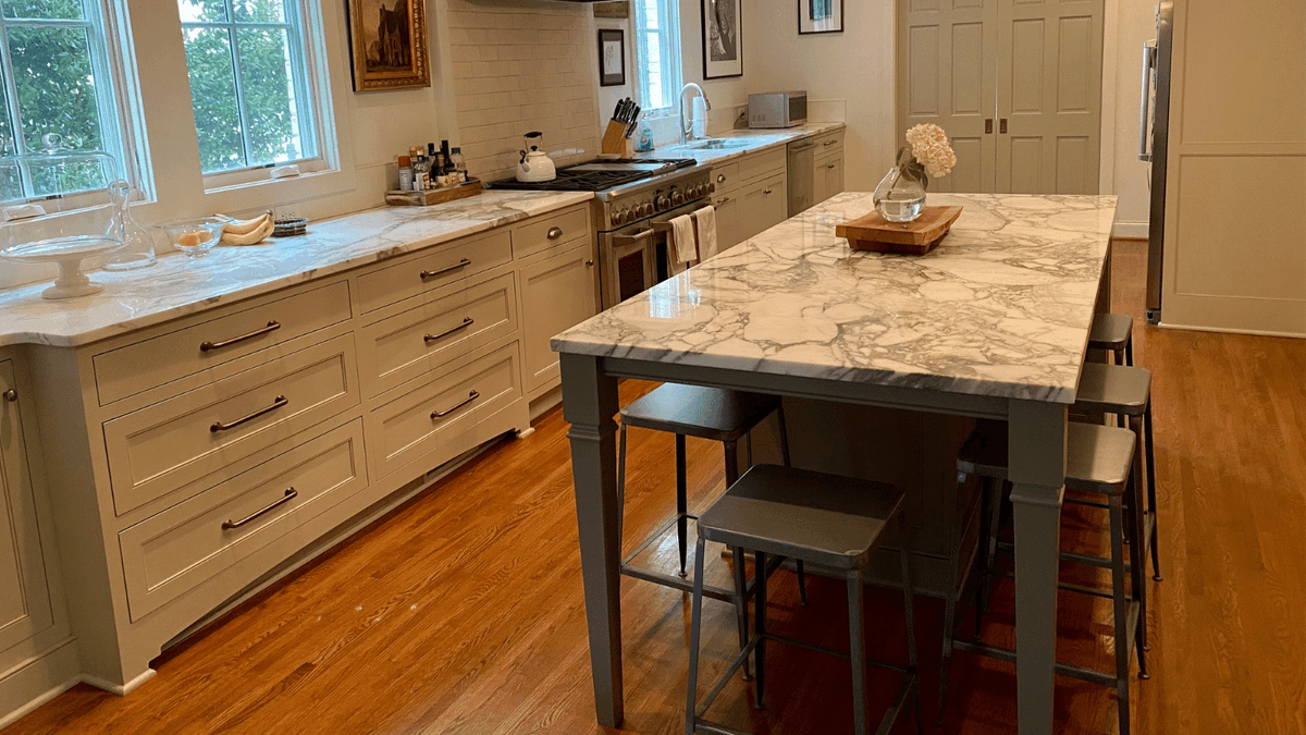 KettlerDesign's tweet image. This large kitchen is well-organized with appliances grouped at one end for the most efficient work area. Featuring Touchstone Fine Cabinetry and Harkey Tile &amp;amp; Stone #loveyourkitchen #karenkettlerdesign