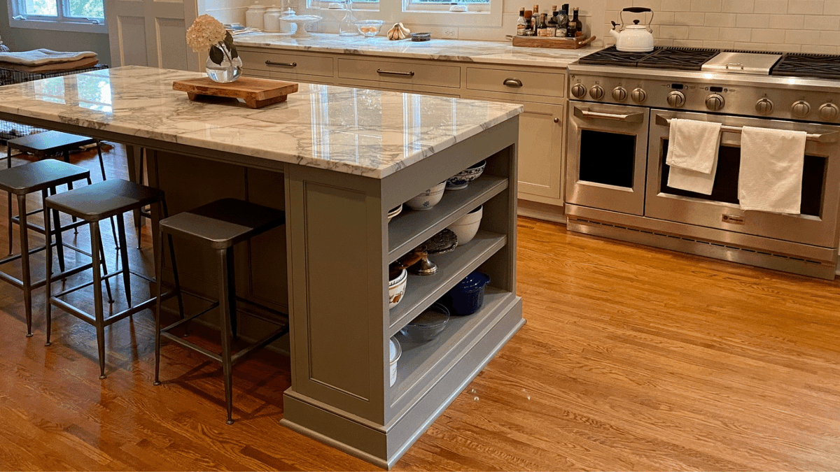 KettlerDesign's tweet image. This large kitchen is well-organized with appliances grouped at one end for the most efficient work area. Featuring Touchstone Fine Cabinetry and Harkey Tile &amp;amp; Stone #loveyourkitchen #karenkettlerdesign