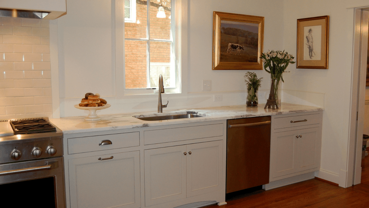 KettlerDesign's tweet image. This large kitchen is well-organized with appliances grouped at one end for the most efficient work area. Featuring Touchstone Fine Cabinetry and Harkey Tile &amp;amp; Stone #loveyourkitchen #karenkettlerdesign