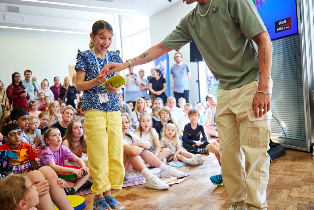 We were thrilled to be in @MancLibraries with @cbbc last weekend for the #BluePeterBookClub Live supported by @ace_national. Children spent the day meeting the #BluePeter presenters, watching performances from beloved books, doing crafts and lots more! 📸Mark Waugh