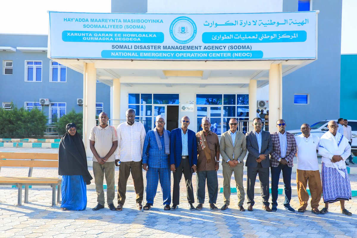 UPDATE: @SoDMA_Somalia leadership, Mohamud Moalim, meets with Dan-Kulmis Fishing Cooperative committee in Mogadishu. Moalim urged them to avoid from the ocean and refrain from water-based activities due to potential consequences of the cyclone Laly.
