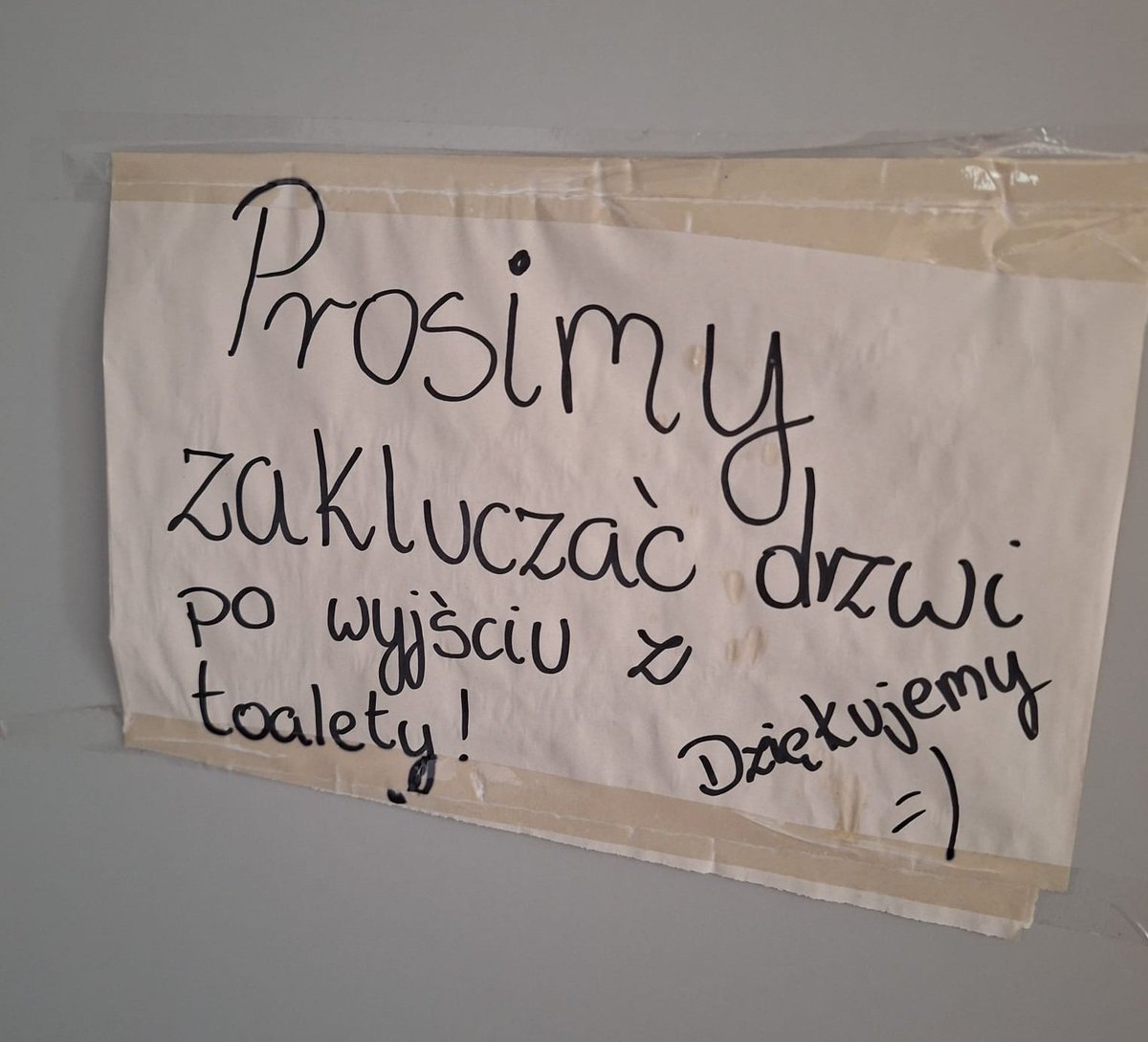 'Zaklucz drzwi do chaty, a w windzie naduś parter' 😉 - gwara poznańska wiecznie żywa! Na zdjęciu toaleta w Opalenicy, teraz: