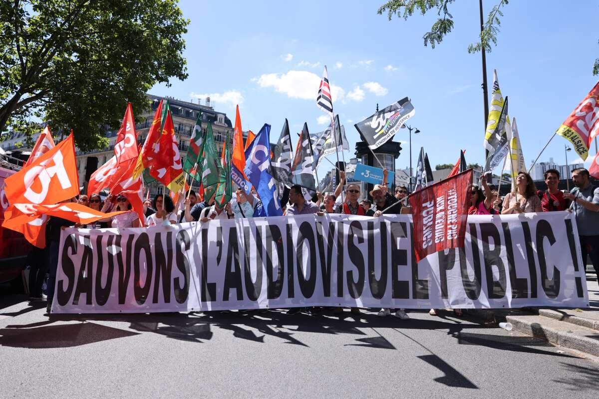 Fusion de l’audiovisuel public : une “grève assez massive” attendue demain L’ensemble des syndicats des médias publics ont appelé à la mobilisation les 23 et 24 mai pour marquer leur opposition. Les antennes devraient être très perturbées. telerama.fr/radio/fusion-d…