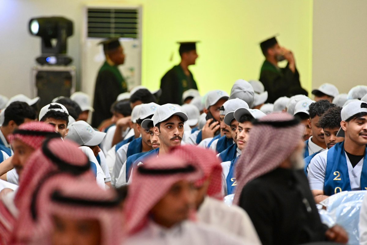 jazangov's tweet photo. #يحدث_الآن 
توافد خريجي منشآت التدريب التقني والمهني بجازان لقاعة الأمير محمد بن ناصر بكلية التقنية. https://t.co/c1HbgMOp97