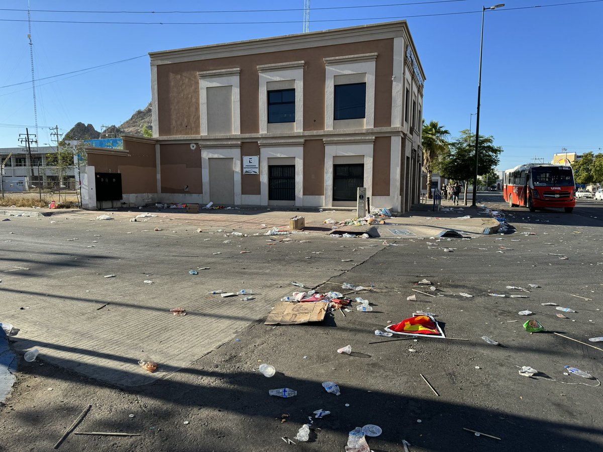 gibransalido's tweet photo. Presumen del cierre pero no de su limpieza. Les encarga a la otra los recolectores de basura, que se encarguen de su propio evento y su limpieza. Así como cualquier otro candidato.  @MaDoloresRio @Claudiashein @MorenaSonora https://t.co/3rfyViQPQs