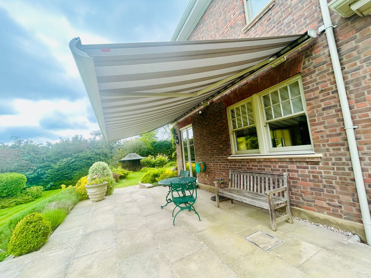This private client had a Weinor Semina Life awning fitted recently to his beautiful home in Kingston.   This awning is the all rounder among cassette awnings.  It impresses due to its modern fresh design, combined with Weinor's technology which has
radiantblinds.co.uk/1-x-weinor-sem…
