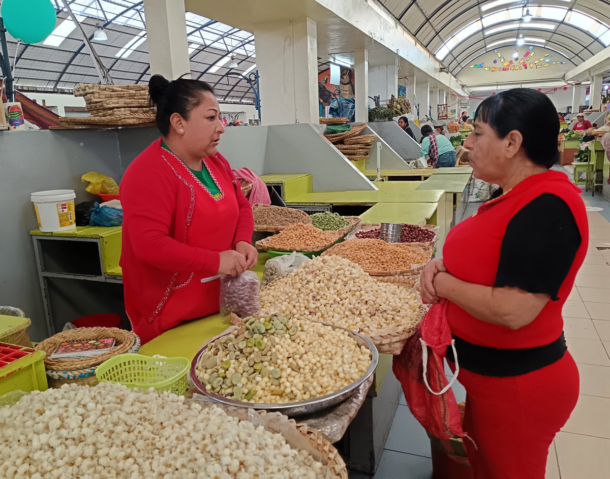 ¡El mercado 10 de Agosto, es un espacio lleno de vida! Cada sección, es una muestra de la asombrosa diversidad de nuestra tierra: gastronomía, costumbres, arte y tradiciones, sorprenden en cada paso a los visitantes. 🌽🌺 Conoce más👉acortar.link/5Q9SV2 #EstoEsEcuador