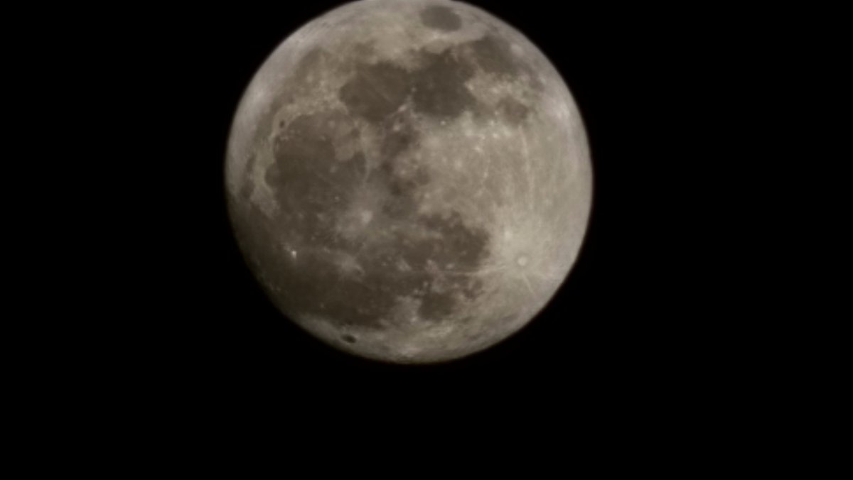 पूर्णिमा का चांद 
1 photo- 1x zoom
2 photo - 71.7X zoom
#SamsungS22Ultra