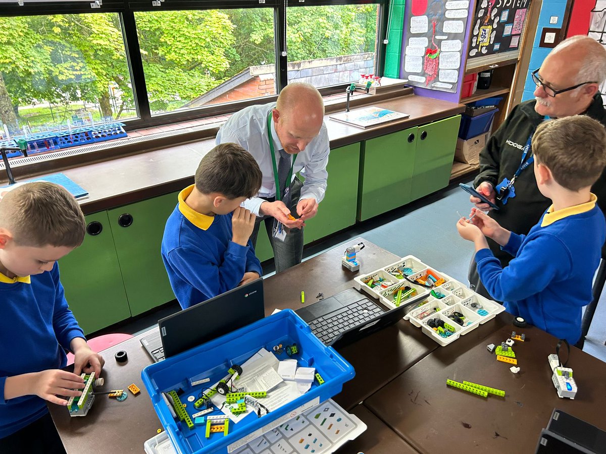 A fantastic Year 4 MAT session this morning with budding scientists and engineers creating and coding their robots with our Science department!