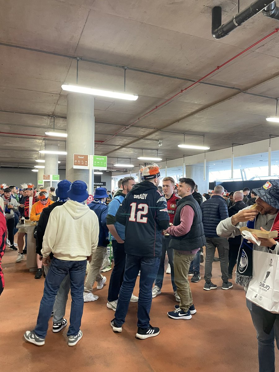 ransport's tweet photo. Tom #Brady ist scheinbar auch beim #UELFinale in #Dublin. Sind uns aber nicht ganz sicher, ob es auch der echte ist …
#ranFussball #UEL #Leverkusen #ATAB04 https://t.co/M1rM5Mitwf