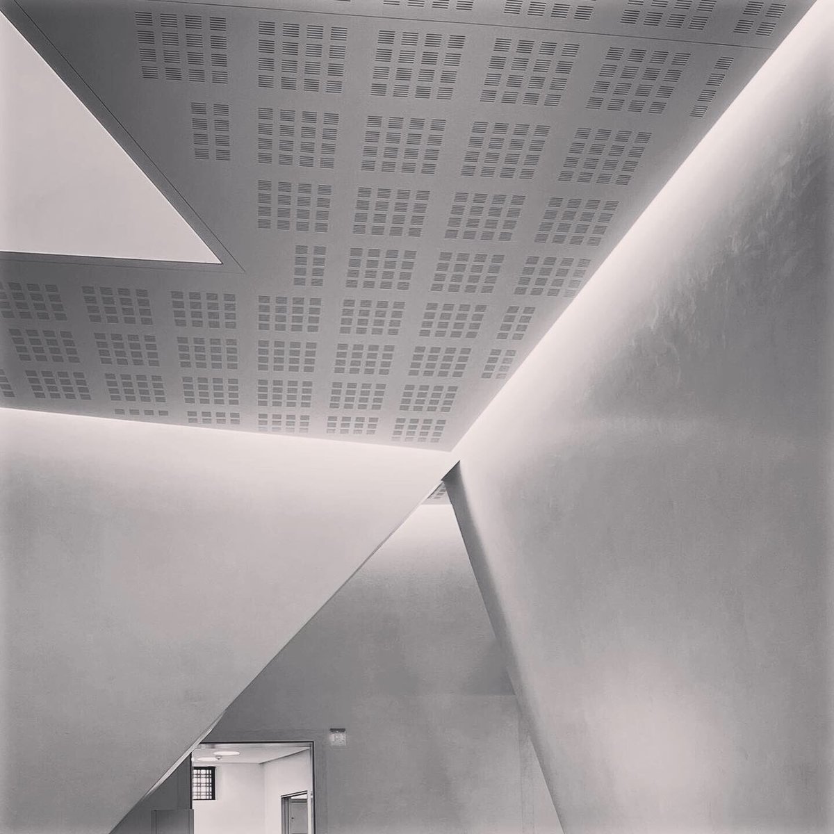 “MA 間” by Fabio Perletta and Luigi Turra at Palazzo Grassi (Venice).
“Long Playing” brings listening back to a community dimension, inviting the experience of an entire album in a shared space.